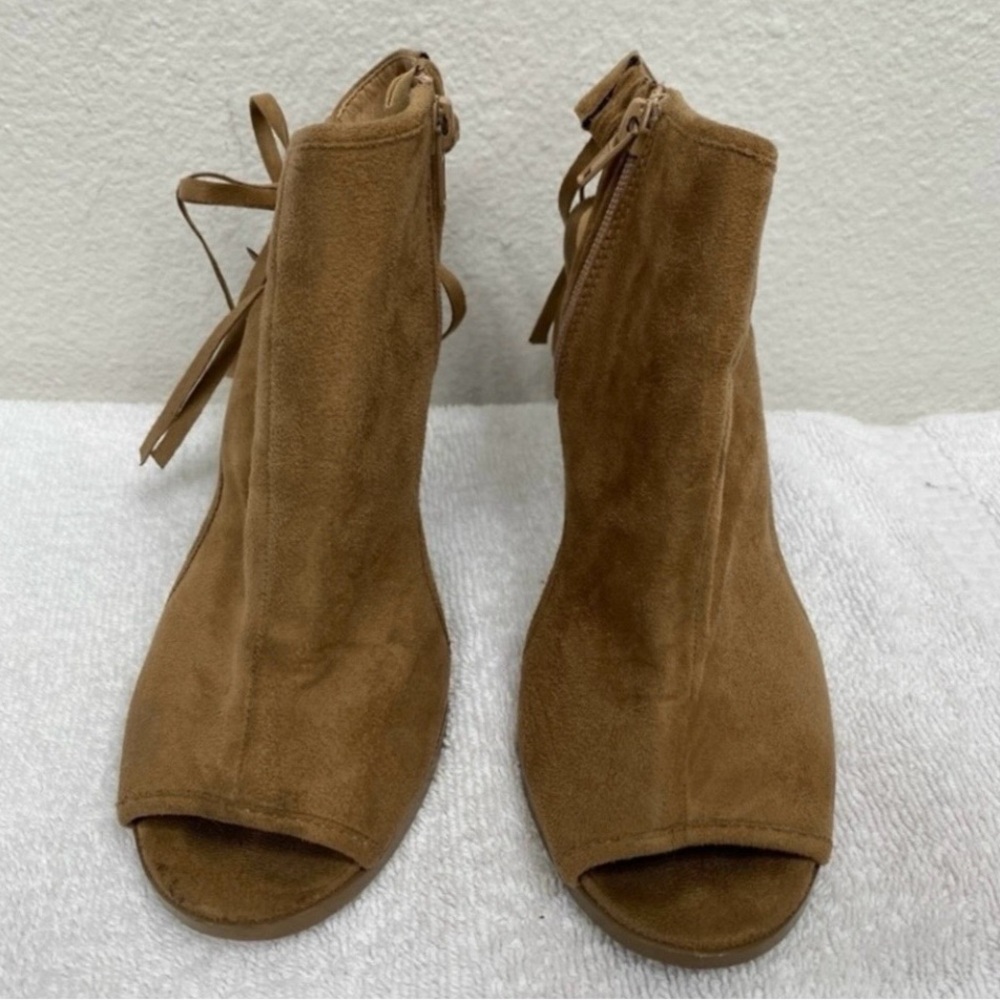 3/$25 Heart In D Womens Tan Faux Suede Open Toe Fringe Heeled Sandal Size 7 Boho